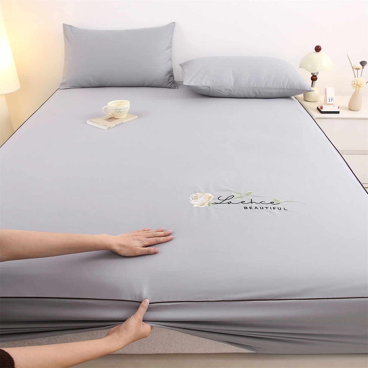 91家纺网 家纺一手货源 找家纺 乐逸家纺 2026新款斜纹全棉100%高支高密40支精美刺绣款单层床笠三件套一见倾心系列 一见倾心-浅灰