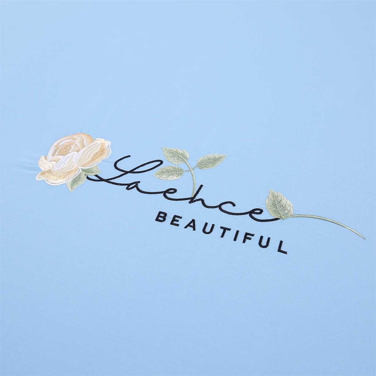 91家纺网 家纺一手货源 找家纺 乐逸家纺 2026新款斜纹全棉100%高支高密40支精美刺绣款单层床笠三件套一见倾心系列 一见倾心-婴儿蓝