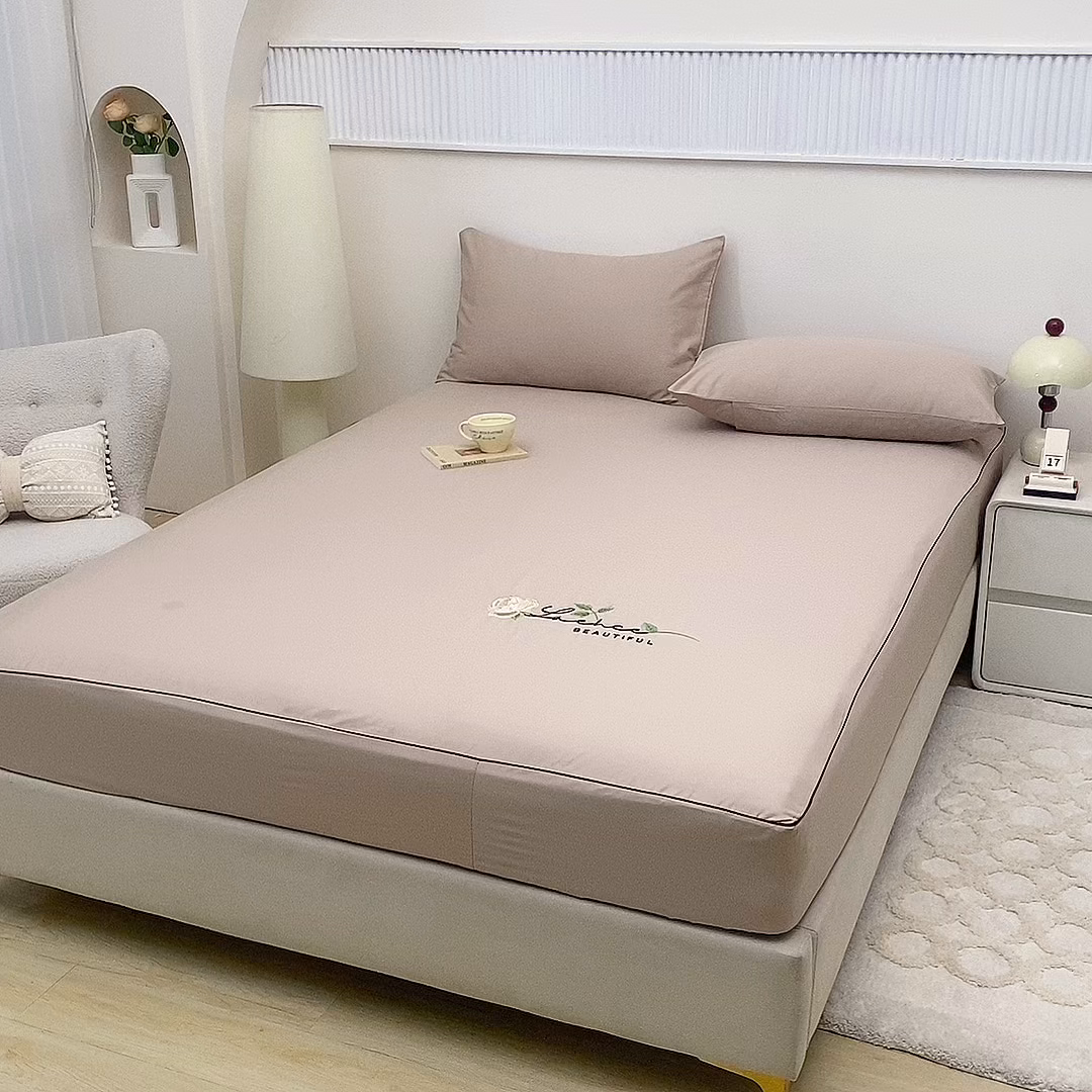 91家纺网 家纺一手货源 找家纺 乐逸家纺 2026新款斜纹全棉100%高支高密40支精美刺绣款单层床笠三件套一见倾心系列 一见倾心-浅驼