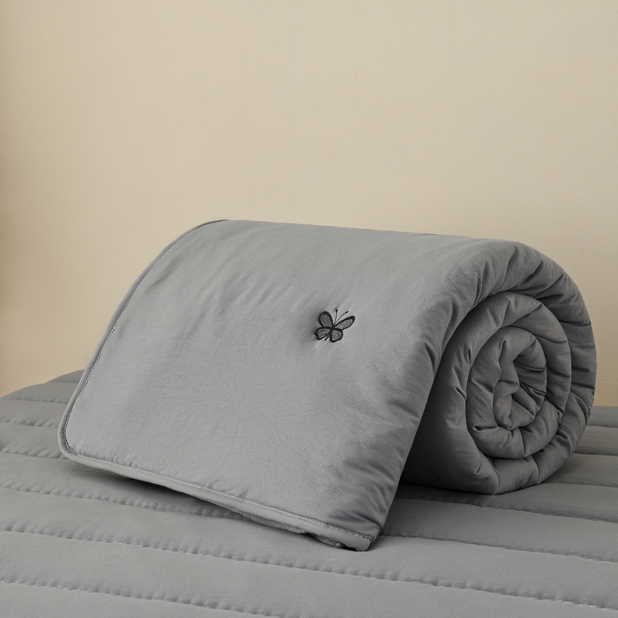 91家纺网 家纺一手货源 找家纺 推推家纺 2026新款水洗棉床盖夏被四件套 蝴蝶-灰色