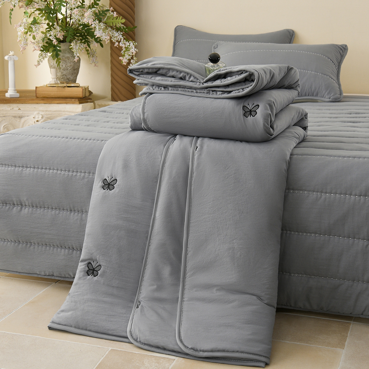 91家纺网 家纺一手货源 找家纺 推推家纺 2026新款水洗棉床盖夏被四件套 蝴蝶-灰色