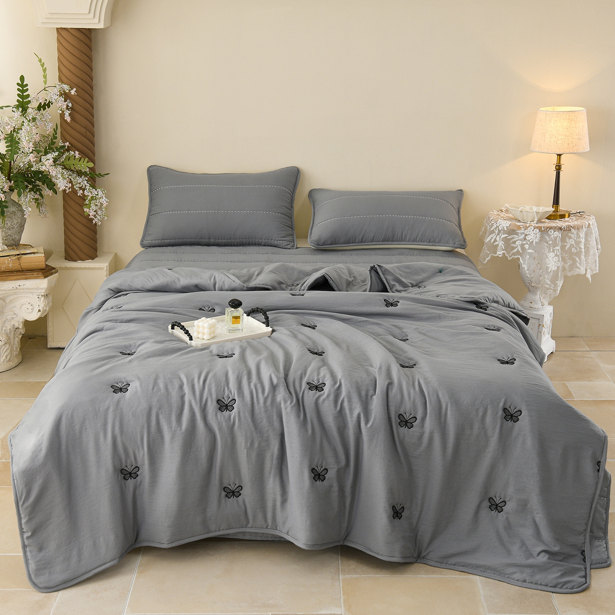 91家纺网 家纺一手货源 找家纺 推推家纺 2026新款水洗棉床盖夏被四件套 蝴蝶-灰色