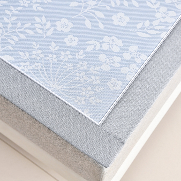 91家纺网 家纺一手货源 找家纺 小牛席业 2026春夏新款【实拍风格】PE凉感小碎花提花冰丝席 蓝色