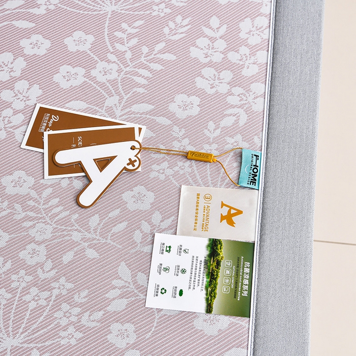 91家纺网 家纺一手货源 找家纺 小牛席业 2026春夏新款【实拍风格】PE凉感小碎花提花冰丝席 粉色