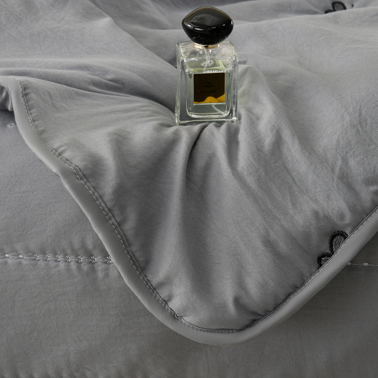 91家纺网 家纺一手货源 找家纺 推推家纺 2026新款水洗棉床盖夏被四件套 蝴蝶-灰色