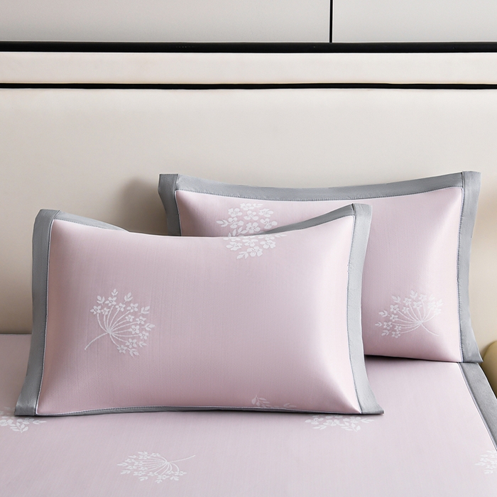 91家纺网 家纺一手货源 找家纺 小牛席业 2026春夏新款【实拍风格】PE凉感小碎花提花冰丝席 粉色