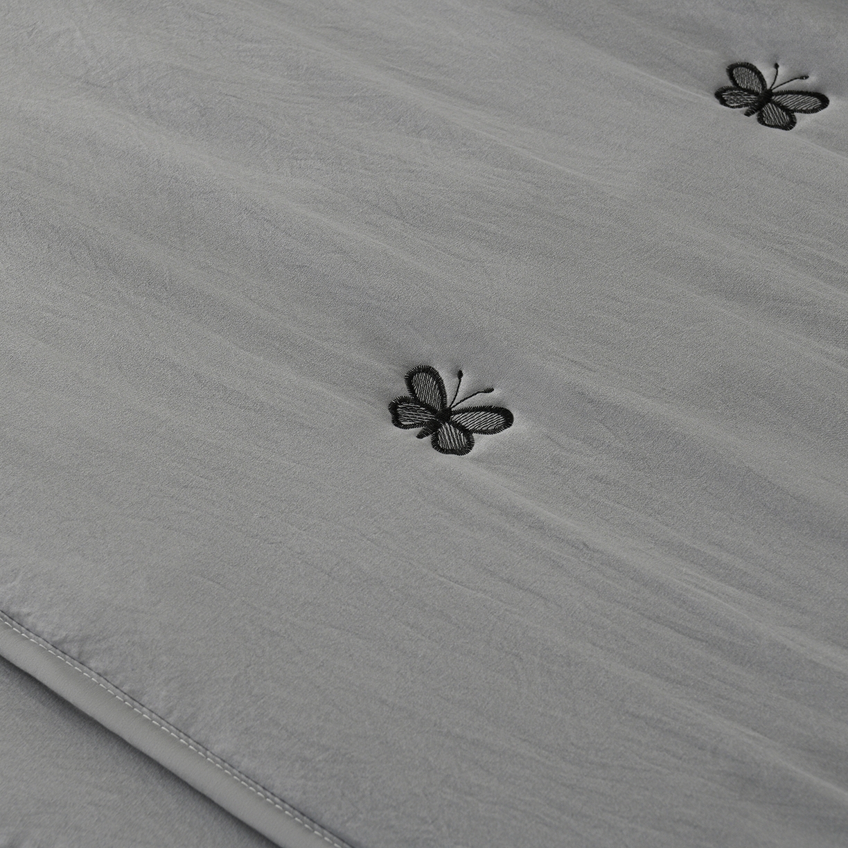 91家纺网 家纺一手货源 找家纺 推推家纺 2026新款水洗棉床盖夏被四件套 蝴蝶-灰色