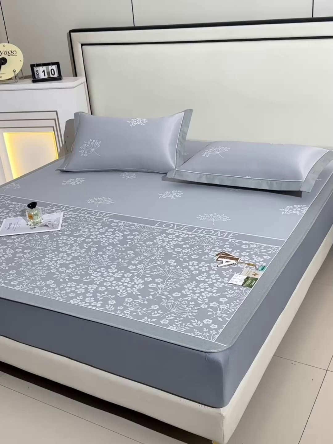 91家纺网 家纺一手货源 找家纺 小牛席业 2026春夏新款【实拍风格】PE凉感小碎花提花冰丝席 灰色