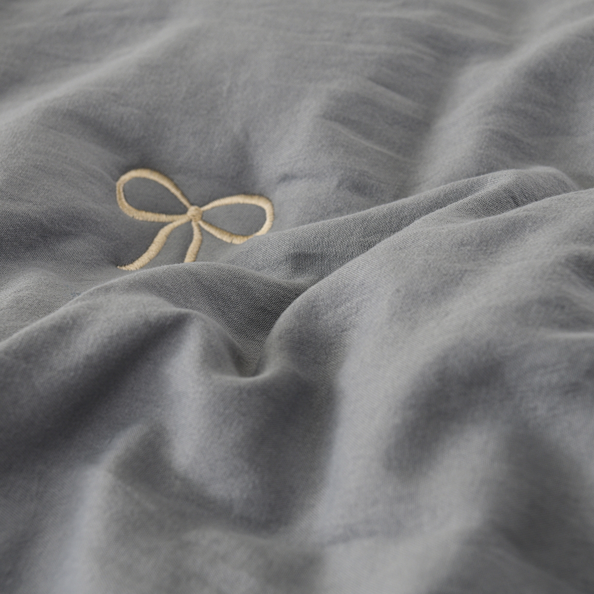 91家纺网 家纺一手货源 找家纺 推推家纺 2026新款水洗棉床盖夏被四件套 蝴蝶结-灰色