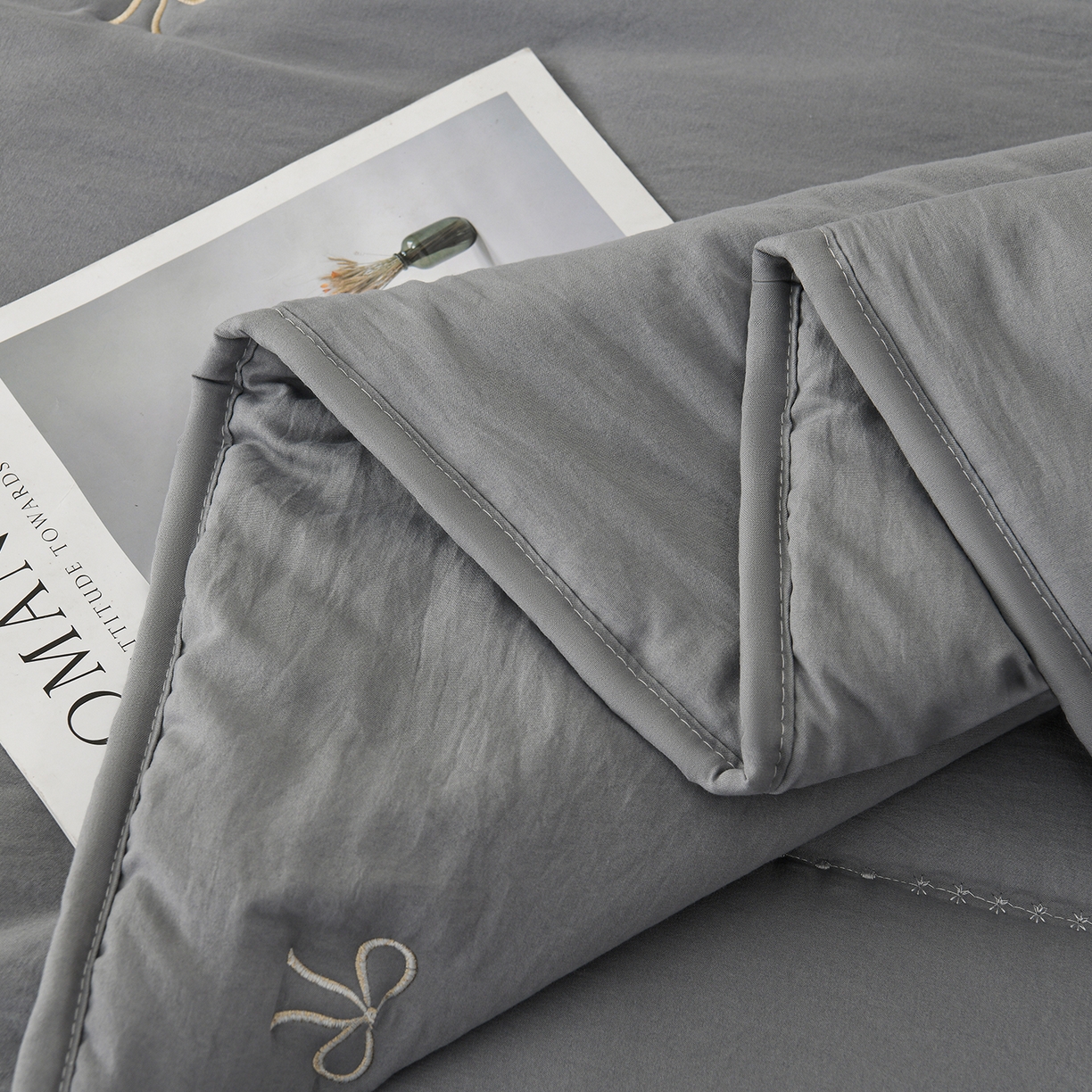 91家纺网 家纺一手货源 找家纺 推推家纺 2026新款水洗棉床盖夏被四件套 蝴蝶结-灰色