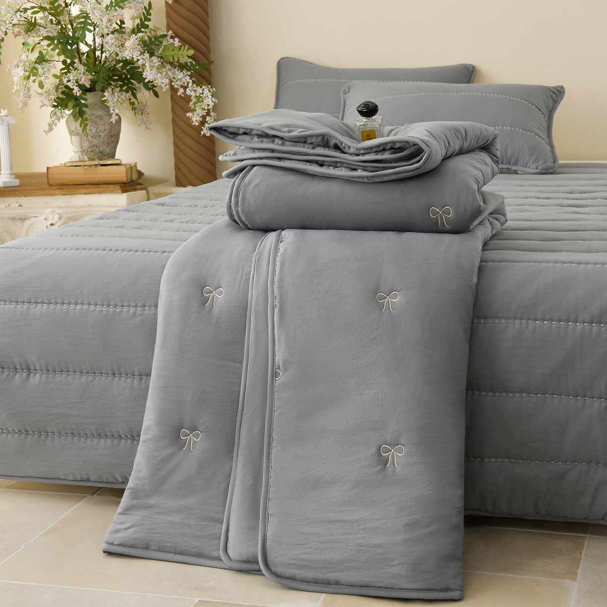 91家纺网 家纺一手货源 找家纺 推推家纺 2026新款水洗棉床盖夏被四件套 蝴蝶结-灰色