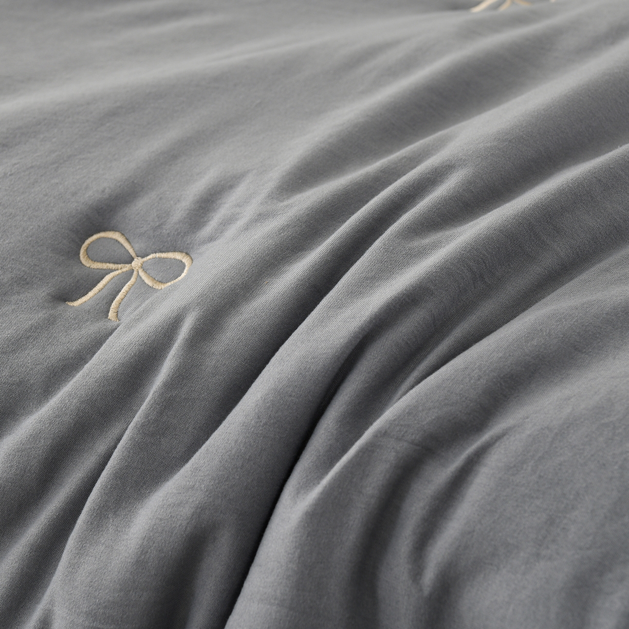 91家纺网 家纺一手货源 找家纺 推推家纺 2026新款水洗棉床盖夏被四件套 蝴蝶结-灰色