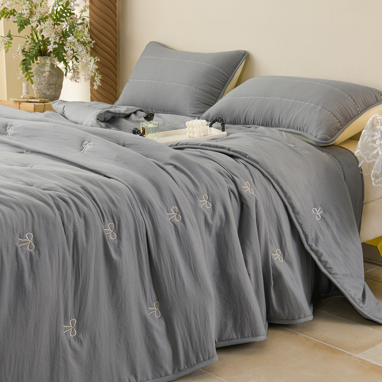 91家纺网 家纺一手货源 找家纺 推推家纺 2026新款水洗棉床盖夏被四件套 蝴蝶结-灰色