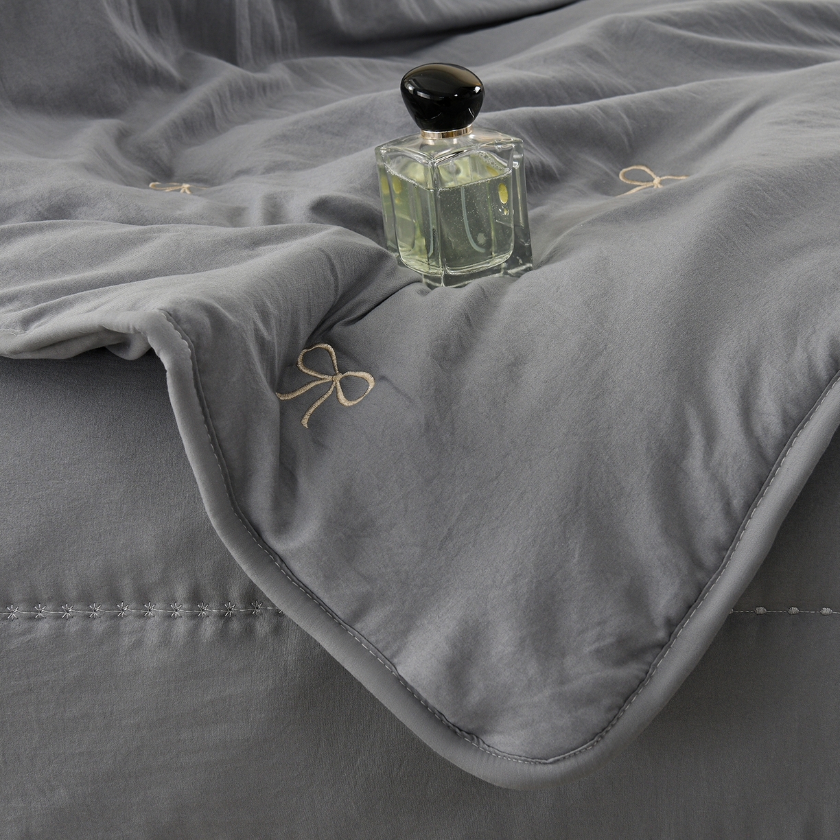 91家纺网 家纺一手货源 找家纺 推推家纺 2026新款水洗棉床盖夏被四件套 蝴蝶结-灰色