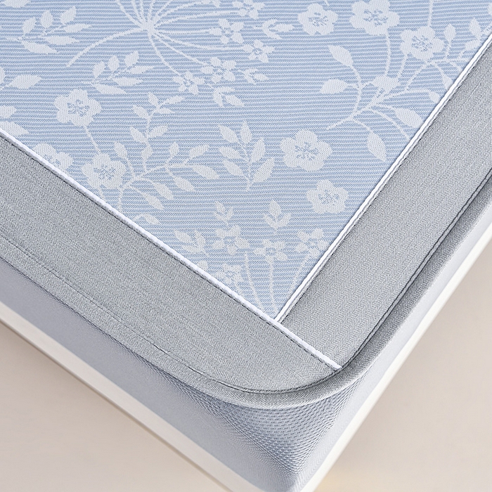 91家纺网 家纺一手货源 找家纺 小牛席业 2026春夏新款【实拍风格】PE凉感小碎花提花冰丝席凉席席子（床笠款） 蓝色