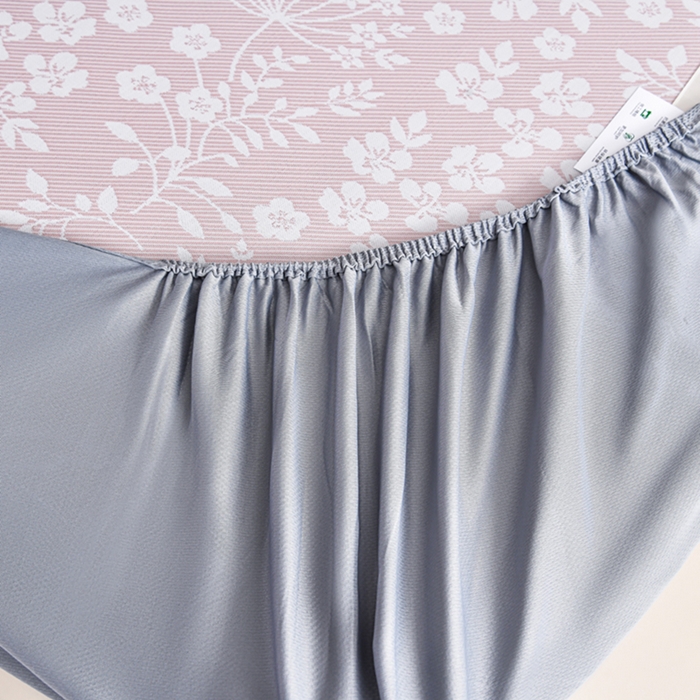 91家纺网 家纺一手货源 找家纺 小牛席业 2026春夏新款【实拍风格】PE凉感小碎花提花冰丝席凉席席子（床笠款） 粉色