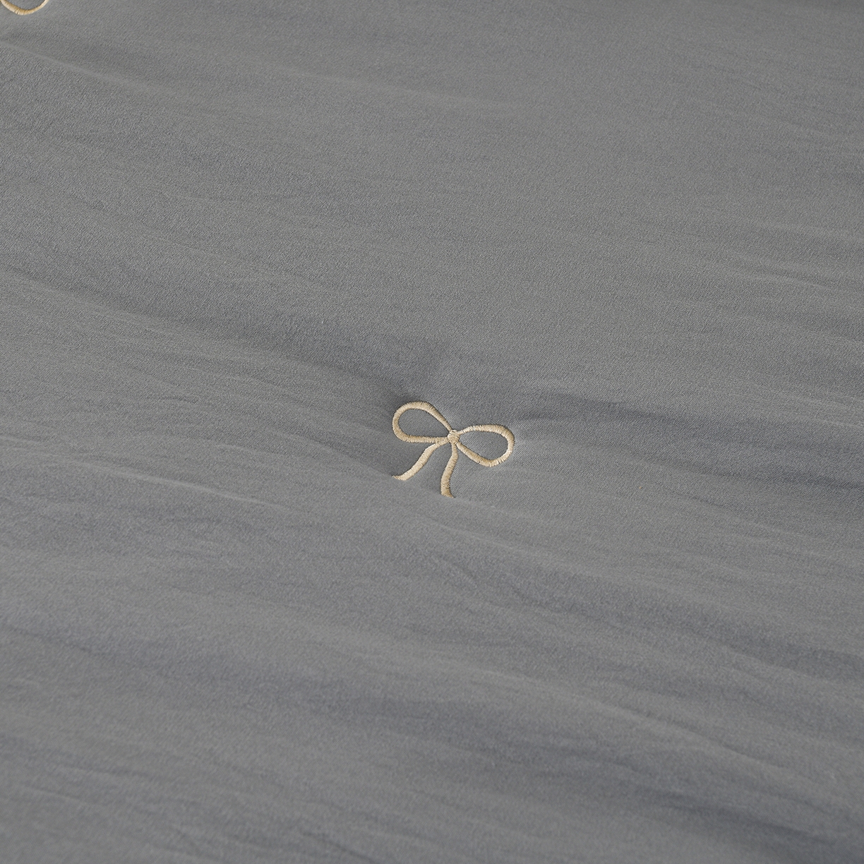 91家纺网 家纺一手货源 找家纺 推推家纺 2026新款水洗棉床盖夏被四件套 蝴蝶结-灰色