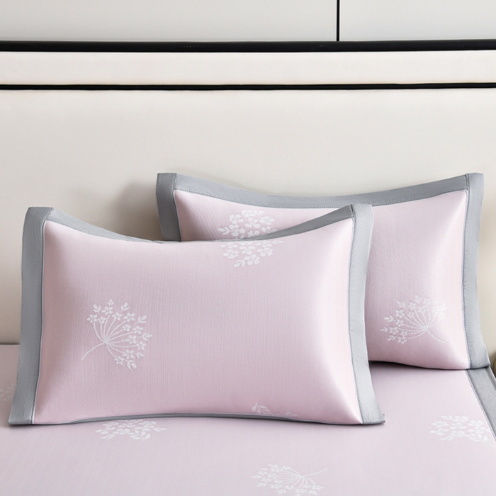 91家纺网 家纺一手货源 找家纺 小牛席业 2026春夏新款【实拍风格】PE凉感小碎花提花冰丝席凉席席子（床笠款） 粉色