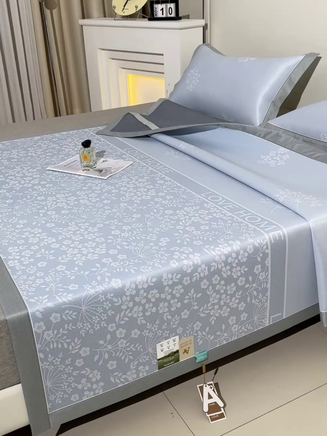 91家纺网 家纺一手货源 找家纺 小牛席业 2026春夏新款【实拍风格】PE凉感小碎花提花冰丝席凉席席子（床笠款） 蓝色