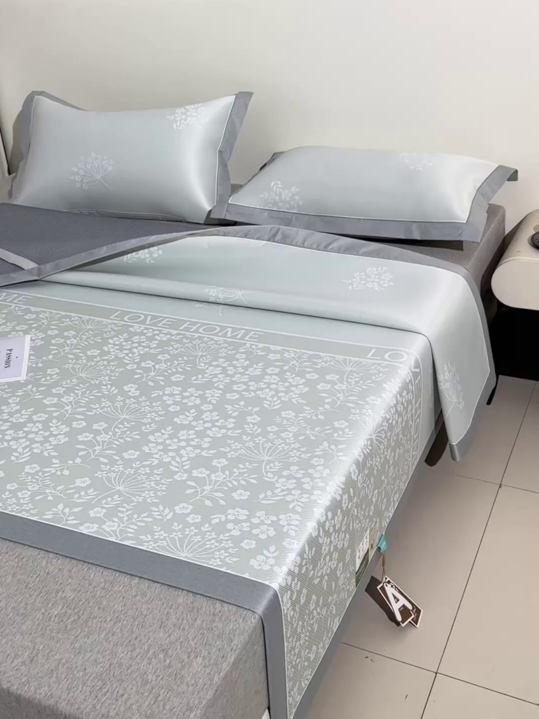 91家纺网 家纺一手货源 找家纺 小牛席业 2026春夏新款【实拍风格】PE凉感小碎花提花冰丝席凉席席子（床笠款） 抹茶