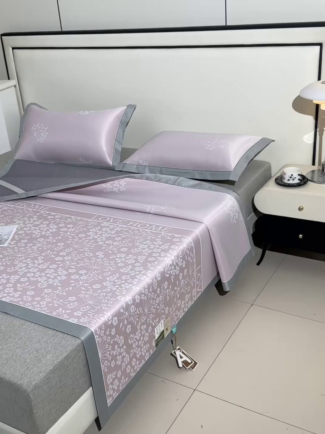 91家纺网 家纺一手货源 找家纺 小牛席业 2026春夏新款【实拍风格】PE凉感小碎花提花冰丝席凉席席子（床笠款） 粉色