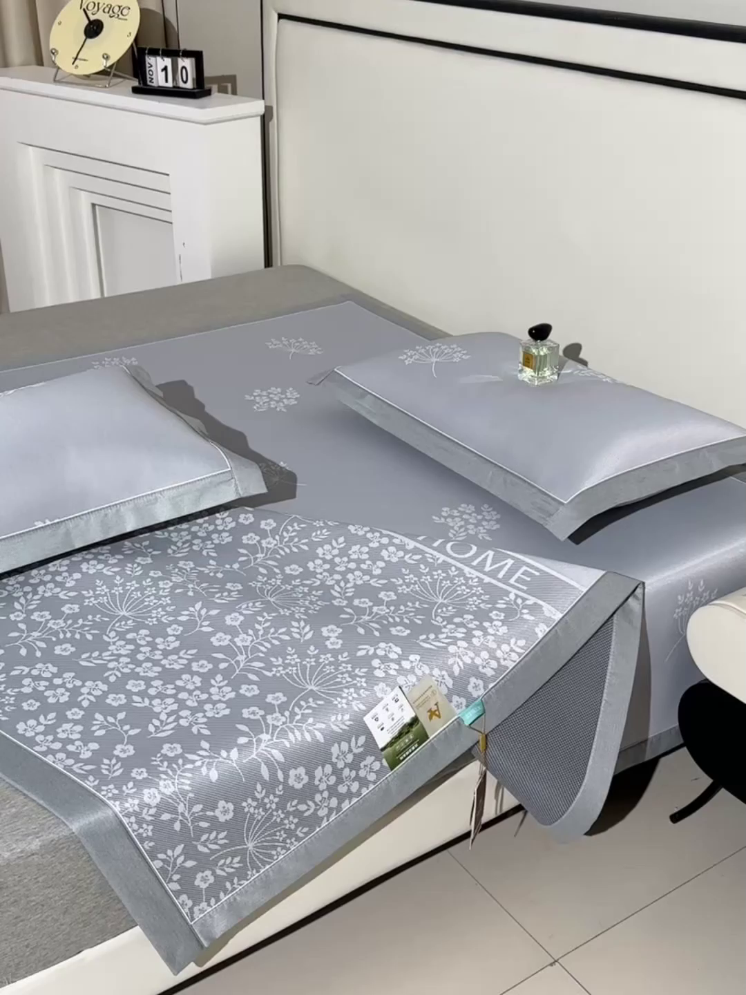 91家纺网 家纺一手货源 找家纺 小牛席业 2026春夏新款【实拍风格】PE凉感小碎花提花冰丝席凉席席子（床笠款） 灰色