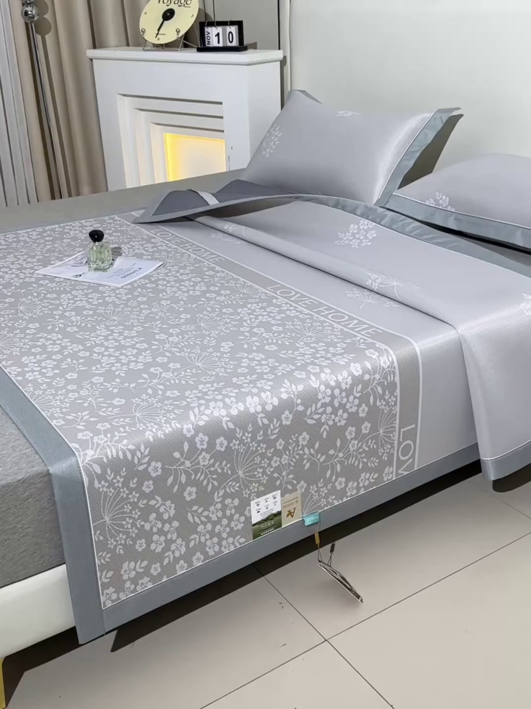 91家纺网 家纺一手货源 找家纺 小牛席业 2026春夏新款【实拍风格】PE凉感小碎花提花冰丝席凉席席子（床笠款） 香槟