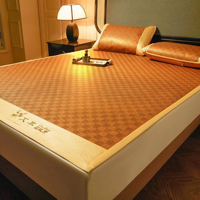 91家纺网 家纺一手货源 找家纺 大元 2026新款凉席刺绣艾草藤席 刺绣款-经典格