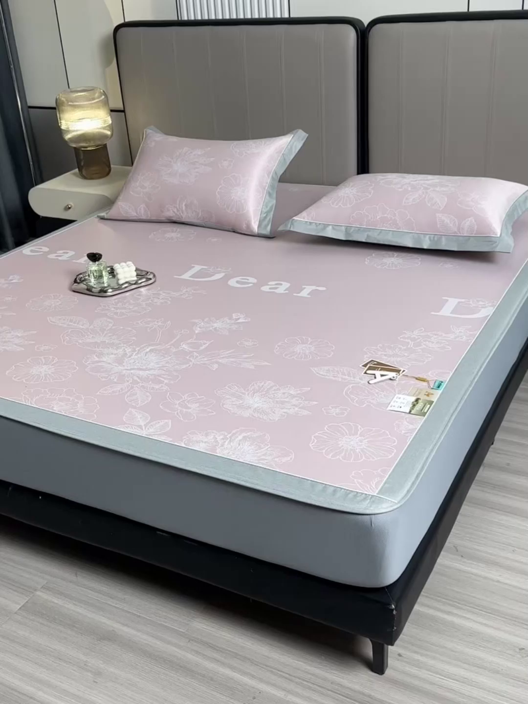 91家纺网 家纺一手货源 找家纺 小牛席业 2026春夏新款【实拍风格】PE凉感凉席席子-轻奢赫本（床笠款） 轻奢赫本-粉色