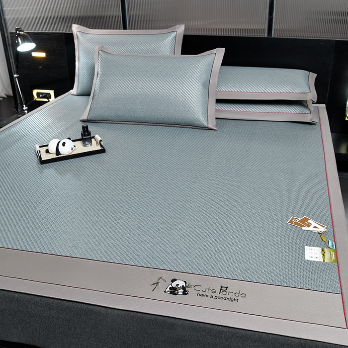 91家纺网 家纺一手货源 找家纺 小牛席业 2026春夏新款PE冷感霸王藤系列凉席席子（熊猫刺绣款） 熊猫刺绣款-浅蓝