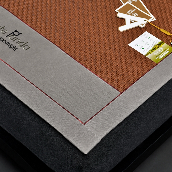 91家纺网 家纺一手货源 找家纺 小牛席业 2026春夏新款PE冷感霸王藤系列凉席席子（熊猫刺绣款） 熊猫刺绣款-红棕