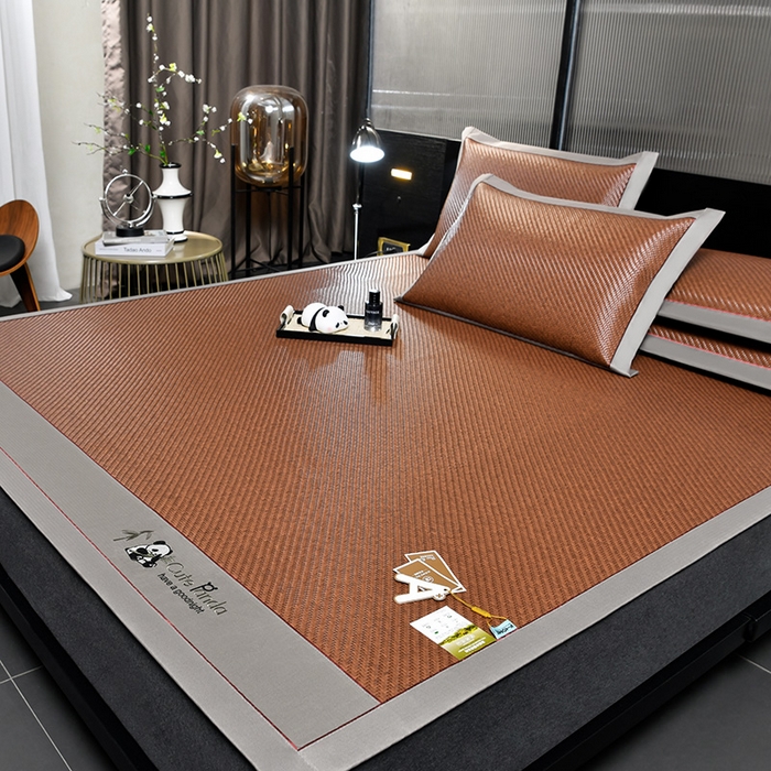 91家纺网 家纺一手货源 找家纺 小牛席业 2026春夏新款PE冷感霸王藤系列凉席席子（熊猫刺绣款） 熊猫刺绣款-红棕