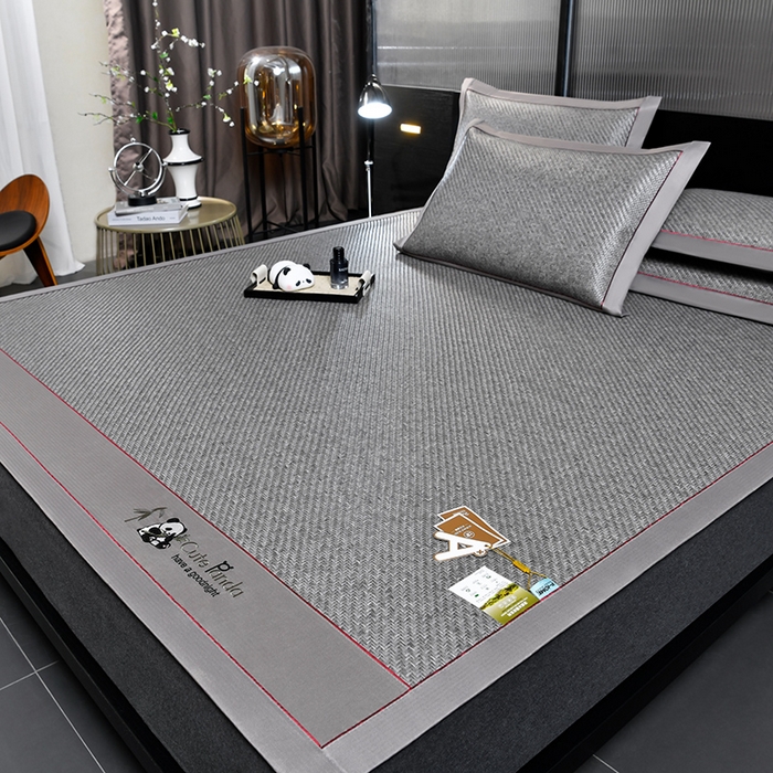 91家纺网 家纺一手货源 找家纺 小牛席业 2026春夏新款PE冷感霸王藤系列凉席席子（熊猫刺绣款） 熊猫刺绣款-灰色