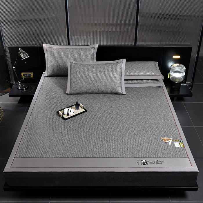 91家纺网 家纺一手货源 找家纺 小牛席业 2026春夏新款PE冷感霸王藤系列凉席席子（熊猫刺绣款） 熊猫刺绣款-灰色