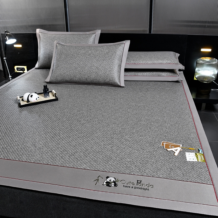 91家纺网 家纺一手货源 找家纺 小牛席业 2026春夏新款PE冷感霸王藤系列凉席席子（熊猫刺绣款） 熊猫刺绣款-灰色