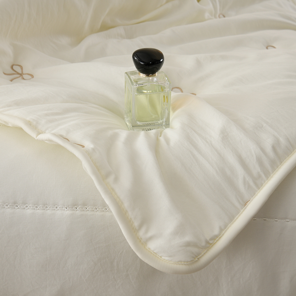 91家纺网 家纺一手货源 找家纺 推推家纺 2026新款水洗棉床盖夏被四件套 蝴蝶结-米白