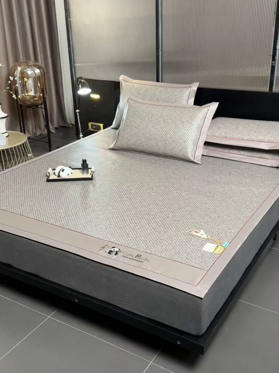 91家纺网 家纺一手货源 找家纺 小牛席业 2026春夏新款PE冷感霸王藤系列凉席席子（熊猫刺绣款） 熊猫刺绣款-灰色