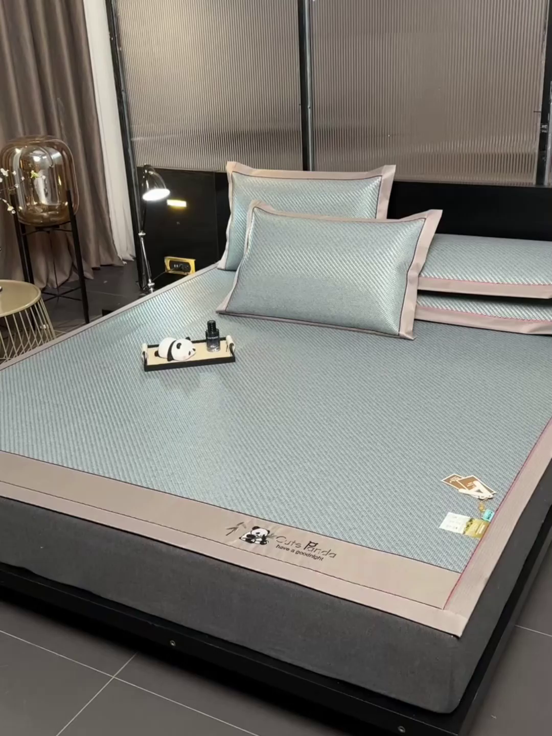 91家纺网 家纺一手货源 找家纺 小牛席业 2026春夏新款PE冷感霸王藤系列凉席席子（熊猫刺绣款） 熊猫刺绣款-浅蓝