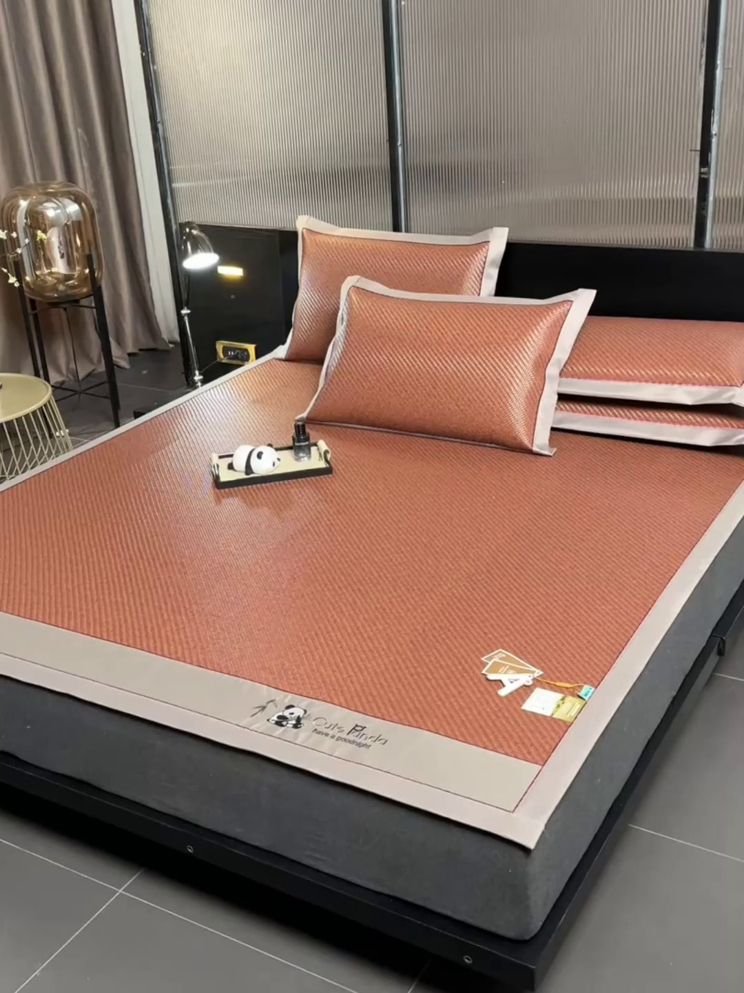 91家纺网 家纺一手货源 找家纺 小牛席业 2026春夏新款PE冷感霸王藤系列凉席席子（熊猫刺绣款） 熊猫刺绣款-红棕