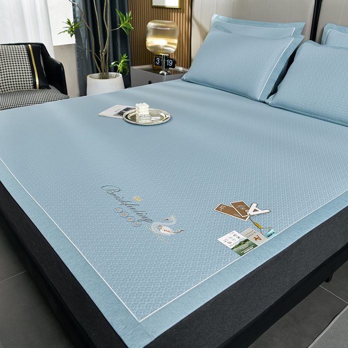 91家纺网 家纺一手货源 找家纺 小牛席业 2026春夏新款天鹅刺绣冷感豆豆席凉席席子系列 天鹅刺绣冷感豆豆席（蓝色）