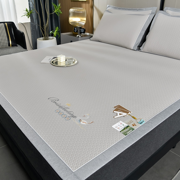 91家纺网 家纺一手货源 找家纺 小牛席业 2026春夏新款天鹅刺绣冷感豆豆席凉席席子系列 天鹅刺绣冷感豆豆席（米咖）