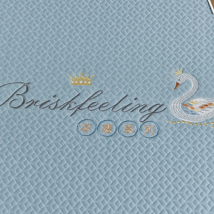 91家纺网 家纺一手货源 找家纺 小牛席业 2026春夏新款天鹅刺绣冷感豆豆席凉席席子系列 天鹅刺绣冷感豆豆席（蓝色）