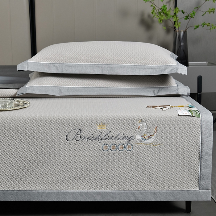 91家纺网 家纺一手货源 找家纺 小牛席业 2026春夏新款天鹅刺绣冷感豆豆席凉席席子系列 天鹅刺绣冷感豆豆席（米咖）