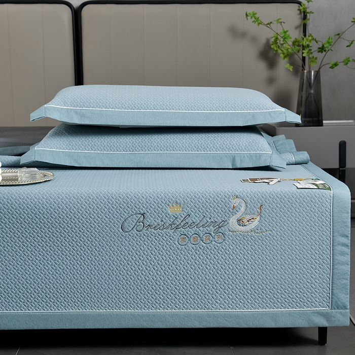 91家纺网 家纺一手货源 找家纺 小牛席业 2026春夏新款天鹅刺绣冷感豆豆席凉席席子系列 天鹅刺绣冷感豆豆席（蓝色）