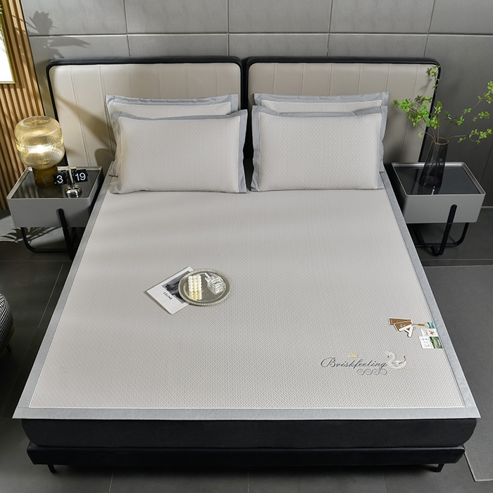 91家纺网 家纺一手货源 找家纺 小牛席业 2026春夏新款天鹅刺绣冷感豆豆席凉席席子系列 天鹅刺绣冷感豆豆席（米咖）