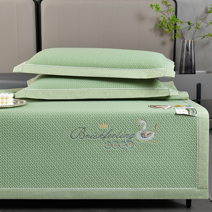 91家纺网 家纺一手货源 找家纺 小牛席业 2026春夏新款天鹅刺绣冷感豆豆席凉席席子系列 天鹅刺绣冷感豆豆席（绿色）