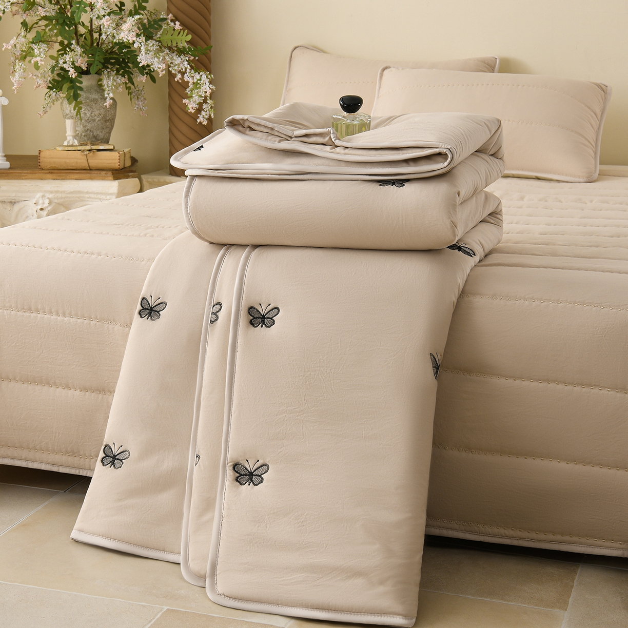 91家纺网 家纺一手货源 找家纺 推推家纺 2026新款水洗棉床盖夏被四件套 蝴蝶-卡其