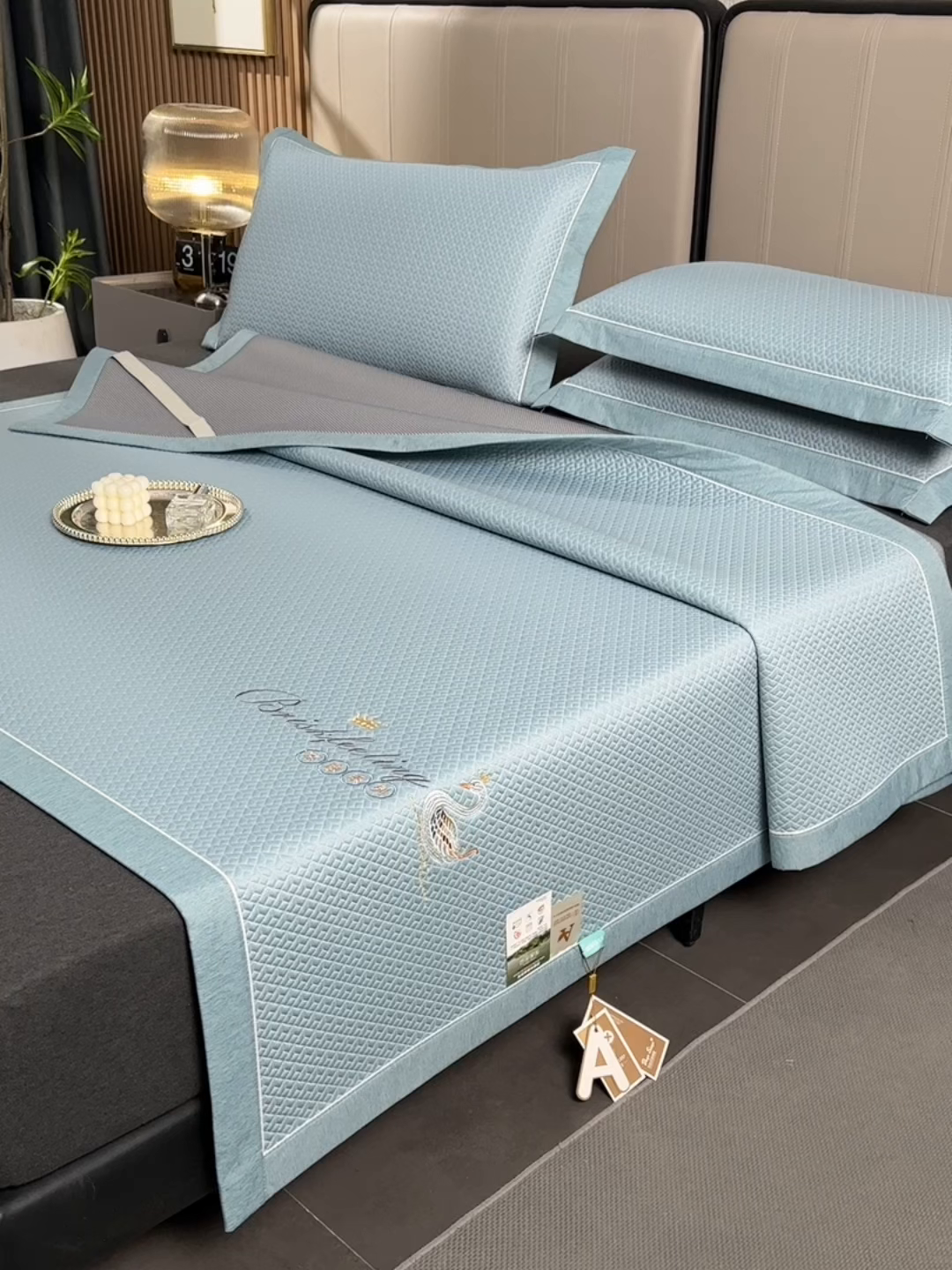 91家纺网 家纺一手货源 找家纺 小牛席业 2026春夏新款天鹅刺绣冷感豆豆席凉席席子系列 天鹅刺绣冷感豆豆席（蓝色）