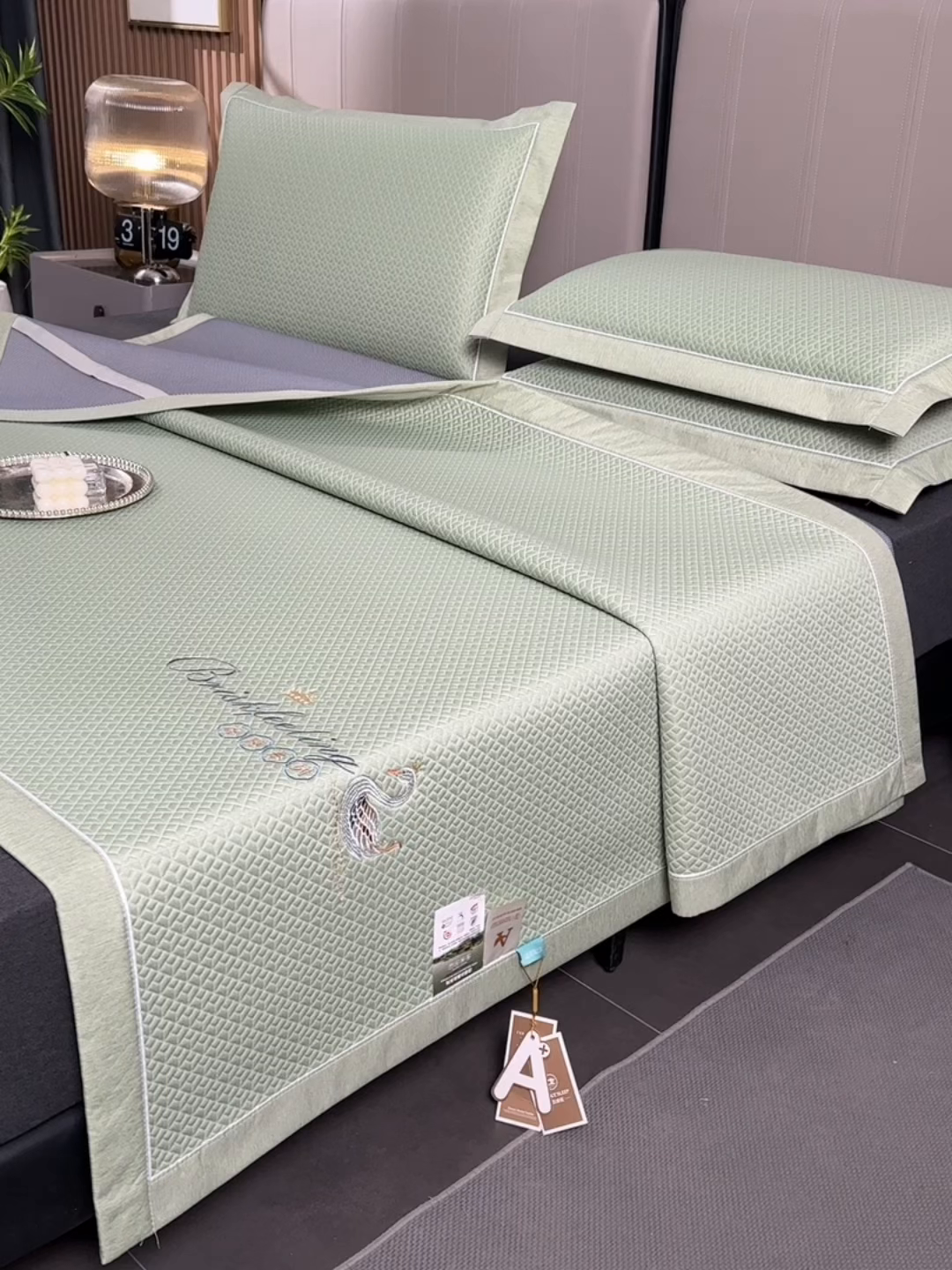 91家纺网 家纺一手货源 找家纺 小牛席业 2026春夏新款天鹅刺绣冷感豆豆席凉席席子系列 天鹅刺绣冷感豆豆席（绿色）