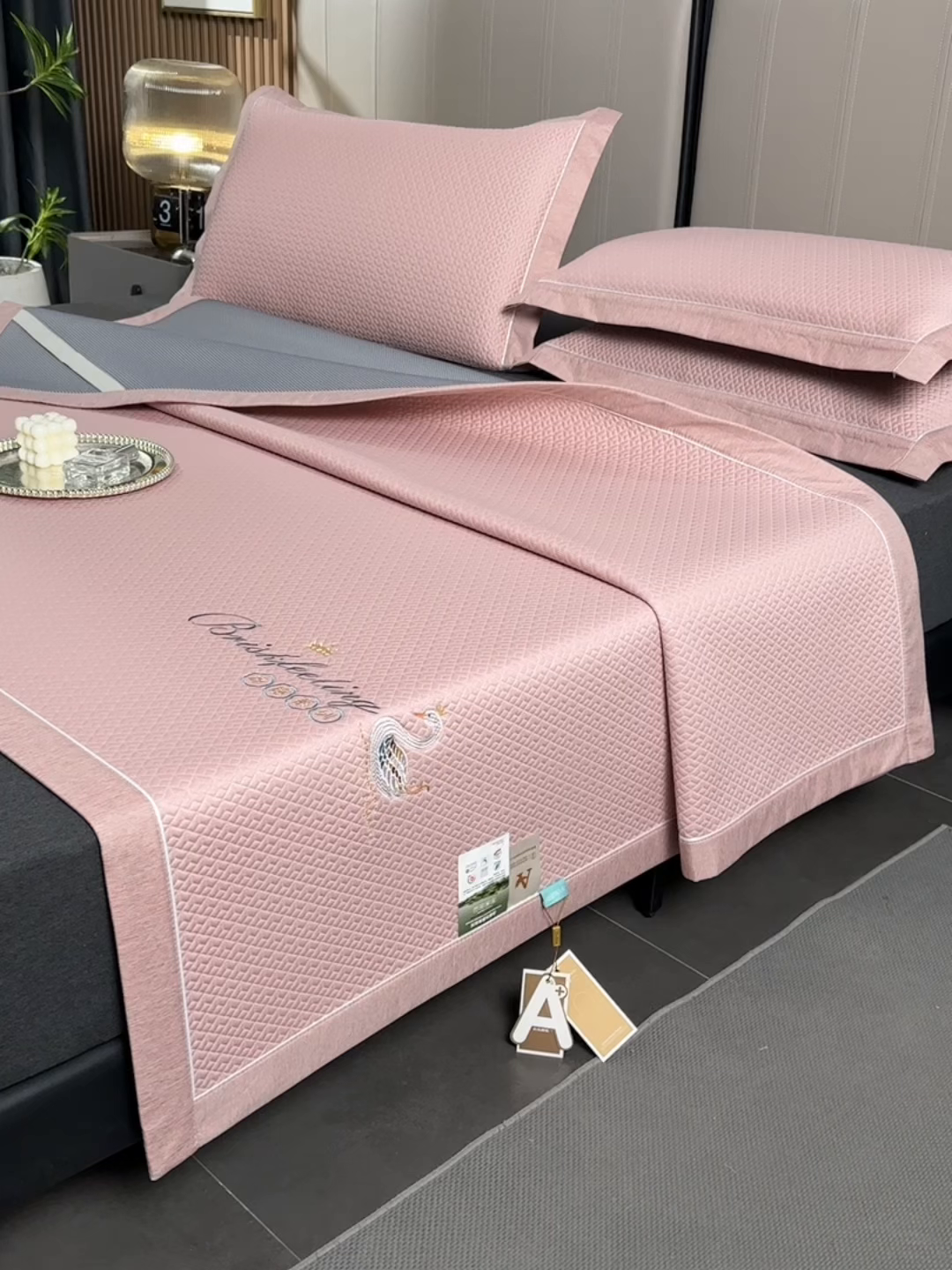 91家纺网 家纺一手货源 找家纺 （总）小牛席业 2026春夏新款天鹅刺绣冷感豆豆席凉席席子系列